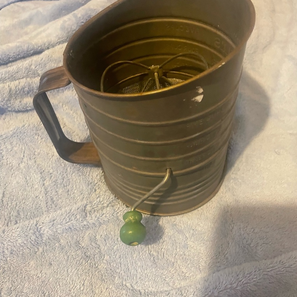 Vintage BROMWELL 5 CUP Sifter with Green WOODEN knob
